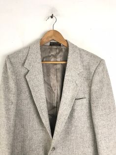 "-Description- >men's light gray wool blazer >two button front >three buttons on the cuffs >three open pocket on the front >double vent in the back >lined >size 42R >so classy! >condition: great >color(s): light gray >fabric(s): wool >brand: triumph zx >care: dry clean -Measurements- >size: 42R ✩ all measurements are taken with the item laying flat & some sizes are estimates so please check measurements ✩ chest: 43\" / 109cm length: 30\" / 76cm shoul Vintage Brown Suit, Wool Blazer Mens, Grey Sport Coat, Brown Pinstripe, Mens Blazer, Tan Blazer, Mens Sport Coat, Vintage Hawaiian Shirts, Coat Winter