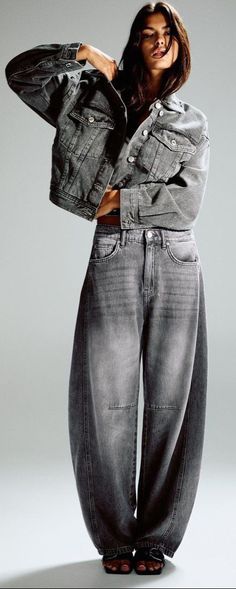 Pants Runway, Winter Favorites, Denim Washes, Barrel Jeans, Mod Fashion, Street Look, Raw Denim, Denim Details, Embroidered Jeans