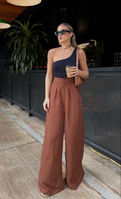 Spain Work Outfits, Work To Play Outfit, Boss Babe Outfits Summer, Classic Edge Style, 30s Summer Outfits Women, High School Graduation Guest Outfit, Romantic Summer Outfits, California Street Style, Elegantes Outfit Damen