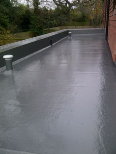 a flat roof with water on it and no one in the house or building around it