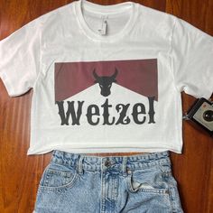 Koe Wetzel rock country music artist western cowboy cowgirl cropped graphic tee t-shirt crop top. This is a brand new shirt men's size 100% cotton cropped and true to size but it looks great on women as well. Please allow up to 5 business days to ship from California. Message me with questions or custom requests. Koe Wetzel, Crop Top Styles, Cropped Graphic Tees, T Shirt Crop Top, Vintage Crop Tops, Western Look, Crop Top Tees, Music Artist, Cowboy Cowgirl