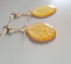 6cm dangle earrings, 24K gold plated. Hand-gilded transparent leaf. Very elegant and discreet Possibility of having the complete matching set of necklace and earrings for €50. My jewelry is handmade in my workshop from wild plants picked, dried and made eternal using a resin inclusion technique. In order to preserve the shine of resin jewelry, it is recommended to: - do not wear jewelry at night - do not wear them in the shower - avoid contact with perfume - avoid prolonged exposure to the sun. Wild Plants, Dangling Earrings, Necklace And Earrings, Resin Jewelry, Gold Leaf, Favorite Jewelry, Jewelry Earrings Dangle, My Jewellery, Dangle Drop Earrings