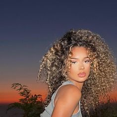 Yas 🤍 on Instagram: "Can't let her go nowhere she too pretty." Long Blonde Curly Hair Black Women, Pretty Natural Hair Colors, Golden Babylights, Hair Colors For Curly Hair, Pretty Curly Hair, Clubbing Makeup, Curly Hair Makeup, Curly Balayage Hair, Blond Curly Hair