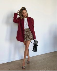 Printed Skirt Outfit, Spring Picture, Office Fits, Outfits Comfy, Burgundy Outfit, Outfits Woman, Outfit Red