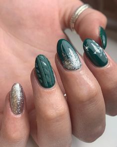 Top 26 Green Christmas Nail Ideas for 2024: Stunning Acrylic, Gel, and Matte Designs Christmas Nail Ideas Green, Nails Christmas Green, Christmas Dipped Nails Ideas, Green Christmas Nail Ideas, Green Christmas Nail, Emerald Christmas, Christmas Dip, Christmas Nail Art Ideas