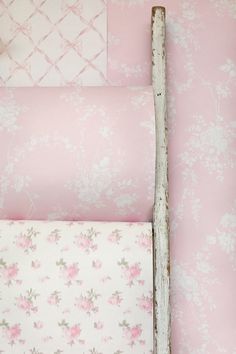 pink and white wallpaper with flowers on it