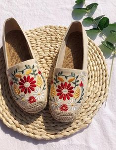 Hand Embroidered Shoes, Pretty Shoes Flat, Shose Paint Ideas, Embroided Shoes, Embroidery On Shoes, Embroidered Shoes Diy, Bohemian Flats Shoes, Embroidered Espadrilles, Shoe Embroidery