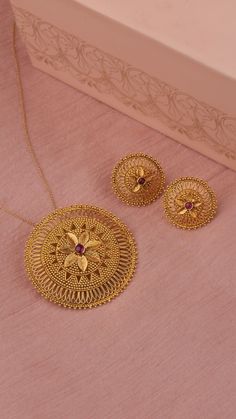 Gold Locket Design, Polki Diamond Jewellery, Gold Pendant Set, Antique Gold Jewelry Indian, Gold Jewelry Simple Necklace, Gold Chain Design, Jewelry Set Design, Gold Necklace Indian Bridal Jewelry