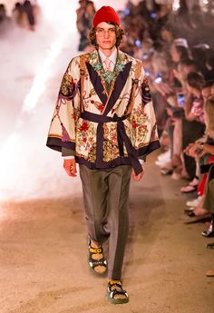 Gucci Cruise 2019 - Fucking Young! Fashion Experimental, Gucci 2018, Mens Runway Fashion, Gucci Cruise, Mens Runway, Gucci Runway, Clothing Wishlist, Classical Style, Fashion Collage