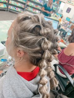 Cute Track Meet Hairstyles, Cute Hair For Football Games, Cool Hairstyles For Sports, Race Day Hairstyles Running, Gameday Hairstyles Football, Cheer Hairstyles For Games, Game Day Hairstyles Football College, Football Game Day Hair, Game Day Hairstyles Volleyball