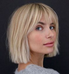 kurz frech bob frisuren blonde haare schulterlanger haarschnitt mit pony Womens Short Bob Hairstyles, Bob With Fringe, Choppy Bob Haircuts, Polished Hair, Short Bob Wigs