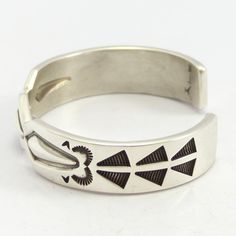 Manchette en argent sterling avec motifs estampés et repoussés.

Circonférence intérieure de 5,25 pouces, plus une ouverture de 1 pouce.

(Circonférence totale de 6,25 pouces : moyenne)

Largeur du bracelet : 0,5" Sterling Silver Cuff, Silver Cuff, Cuff Bracelets, Cuff, Stamp, Bracelet, Sterling Silver, Silver, Design