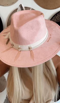 @fontetulumhats


 Eleva tu estilo con nuestro encantador Sombrero Rosa, una verdadera obra de arte meticulosamente hecha a mano por expertos artesanos en Tulum. Este exquisito sombrero presenta delicados dibujos dorados que añaden un toque de elegancia, mientras que los brillantes detalles en cuarzo le infunden un toque de encanto bohemio.


 Cada sombrero es un testimonio de la rica artesanía de Tulum, donde convergen la tradición y la creatividad. El suave tono rosa complementa cualquier con Pink Bohemian Fedora Hat, Chic Adjustable Fedora For Festivals, Bohemian Wide Brim Pink Hat, Pink Bohemian Wide Brim Hat, Bohemian Pink Wide Brim Hat, Adjustable Brimmed Felt Hat For Summer, Adjustable Flat Brim Felt Hat For Summer, Chic Adjustable Summer Felt Hat, Summer Felt Hat With Adjustable Flat Brim