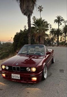 bmw cars oldtimer convertible red car bordeaux Old Cool Cars, Cars Aesthetic Bmw, Nice Cars For Teens, Susan Core, Cool Car Aesthetic, Cars For Teenagers, Old Cars Vintage, 2000 Cars, 90s Cars