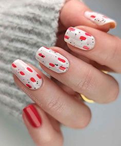 20 Chic Minimalist Christmas Nail Designs - The Mood Guide