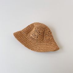 花柄の網目になっているお洒落な ストローハット👒お洋服と�も 合わせやすいデザインで使いやすいです。 « color » beige / brown « size » one size (45~51ｃｍ) → ご購入者様の着用レビューはこちら♪ → KOHANA.SHOP公式アカウントはこちら♪ ▽予約注文のボタンから商品をご注文のお客様の発送予定日は15日~21営業日でのお届け予定です。 ▽発送状況により、お日にちが前後する可能性がございます。 ━━━━━━━━━━━━━━━━━━━━━ 必ずサイト内の【NOTICE】ページにある「当ショップの注意事項」をよく読んでから、ご購入をお願い致します。 ※お取り寄せ先の状況によっては、在庫を確保できない場合がございますので予めご了承くださいませ。 Spring Bucket Straw Hat, Beige Bucket Sun Hat For Vacation, Casual Natural Color Bucket Sun Hat, Summer Straw Bucket Hat For Spring, Summer Bucket Straw Hat For Spring, Vacation Beige Bucket Sun Hat, Trendy Brown Sun Hat For Spring, Spring Brown Sun Hat With Curved Brim, Trendy Brown Straw Hat For Spring