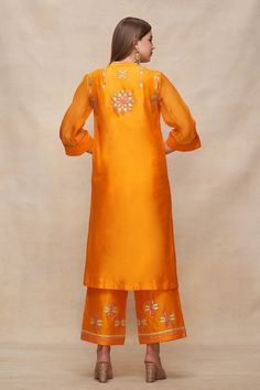 Mango straight kurta with geometric, floral placed gota embellishments. - Aza Fashions Designer Festive Sets With Gota Work, Designer Sets With Gota Work For Festivals, Kurta Patterns, Womens Tunics, Three Quarter, Aza Fashion, Custom Made, Types Of Sleeves, V Neck