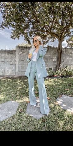 Suits Old Money, Black Suits For Women, Women In Suits Aesthetic, Suits Aesthetic, Suits And Sneakers, Woman In Suit, Professional Work Outfit, Business Woman Successful