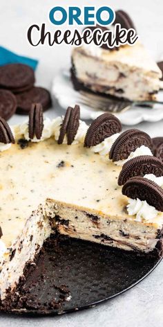 an oreo cheesecake with cookies on top