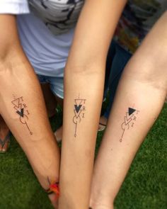 Pin de Edgar martinez en Tattoos | Tattoos triangulos, Tatuaje de hakuna matata, Tatuajes interesantes Three Sister Tattoos, Siblings Tattoo For 3, Bro Tattoos, Matching Tattoos For Siblings, Group Tattoos, Tattoos Hand, Sisters Tattoo, Brother Tattoos