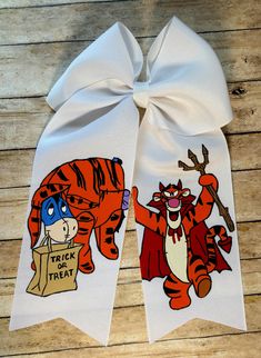 Adorable and perfect for Halloween Disney's Tigger as a devil and Eeyore dressed as Tigger. It's made with 3" white grosgrain ribbon and acrylic paint. On the top of the bow is a secondary colored ribbon bow-tie bow. The bow is attached to a partially lined clip of your choice. If the secondary colored choice is white, the bow will come without the added bow-tie bow. The bow listed is made and ready to be shipped. It measures approximately 6.0" wide (bow) and 7.5" long (bow/tails). All of my bows are made with the highest quality ribbon/paint and hardware and ship in boxes. All ends are heat sealed to prevent fraying.  If you are looking for a smaller size bow, please message me. I have 2.25" ribbon that can be used as well. It decreases the size of the bow by a few inches. Eeyore Halloween, Halloween Winnie The Pooh, Hand Painted Hair, Long Bow, Winnie The Pooh Friends, Corpus Christi Tx, Cozy Room Decor, Tie Bow, Hair Painting