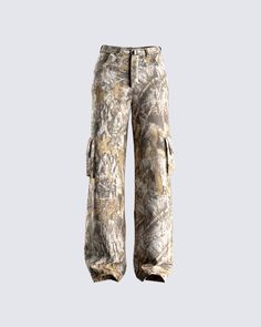 Who said blending in was an option 😏 It will be impossible to hide your fierceness in these camo twill pocket pants. Constructed from washed twill fabric, and complete with an all-over camo print, cargo pockets, and a relaxed fit 💚 The print is randomly placed so each garment will be uniquely different 😚 Camo Sweat Pants, Low Rise Camo Cargo Pants, White Camo Pants Outfit, Camo Shirt Outfit Women, Cloudy Weather Outfit, Camo Cargo Pants Women, Camo Pants Women, Real Tree Camo Pants, Camo Cargo Pants Outfit