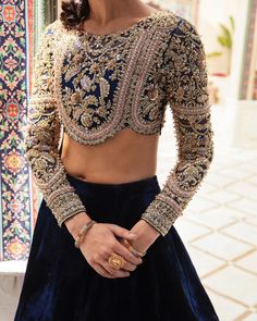 Royal Lehnga Designs, Lehenga Designs For Sangeet, Blue And Gold Lehenga, Lehenga Velvet, Kanwal Malik, Lengha Blouse Designs, Choli Blouse Design, Velvet Lehenga, Organza Lehenga