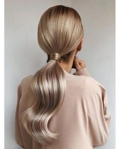 Woman with a beautiful slicked back ponytail. Looking for cozy and stylish winter hairstyle ideas? Check out these 15 gorgeous hairstyles perfect for the cold season! From chic braids to effortless buns, these winter hairstyles will keep you looking fresh, warm, and on-trend all season long. Perfect for everyday wear or holiday parties! 🌨❄ #WinterHairstyles #HairInspiration #WinterBeautyTips #Braids #CozyLooks Photography Hands, Tail Hairstyles, Bridesmaid Hairdo, Tail Hairstyle, Hair Photography, Beautiful Hair Accessories, Hairstyles Wedding, 90s Hairstyles, Wedding Forward