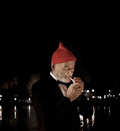 Bill Murray - Life Aquatic with Steve Zissou "O Grande Hotel Budapeste" e os filmes com apelo estético: http://www.tendere.com.br/blog/2015/03/05/o-grande-hotel-budapeste-e-os-filmes-com-apelo-estetico/ Steve Zissou, Life Aquatic, Red Hat, Water, Red