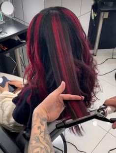 Red Hair Streaks, Black Hair With Red Highlights, Red Hair Looks, Red Hair With Highlights, Black Red Hair, Red Ombre Hair, Strawberry Blonde Hair Color, Hair Color Underneath