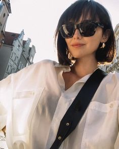 Corte de cabelo curto: 100 ideias para ter um visual versátil e refrescante Shades Of Brunette, Women Short Bob, French Bob, Hair Tint, White Shirt Blouse, Great Hair, Short Bob, Bobs Haircuts