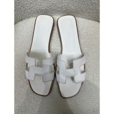 Brand: Hermes Model: Oran Sandals Size: 41 Color: White Material: Leather Condition: Good Features: Signature H Cut-Out Design Comfortable Leather Insole Elegant And Versatile For Casual Or Dressy Outfits Made In Italy Signs Of Wear: Wear On The Bottom Of The Shoes Features: Iconic Hermes Style With The Signature H Cut-Out High-Quality White Leather Upper And Insole For Comfort Perfect For Adding A Touch Of Luxury To Any Summer Outfit Versatile And Easy To Pair With Various Outfits Made In Italy, Ensuring Excellent Craftsmanship Keywords: Hermes Oran Sandals, White Leather Sandals, Designer Summer Shoes, Iconic H Design, Luxury Sandals, High-End Footwear, Size 41, Good Condition, Comfortabl Hermes Oran White, Hermes White Sandals, Hermes Shearling Sandals, Hermes Etoupe Sandal, Hermes Sandals Yellow, Hermes Oran Sandals, Hermes Style, White Leather Sandals, Hermes Oran