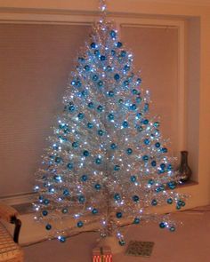 Retro Decorating Ideas, Silver Christmas Tree Vintage, Retro Decorating, Silver Christmas Decorations, Metal Christmas Tree