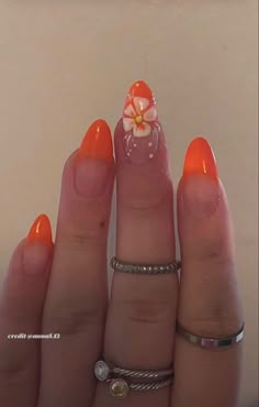 Orange tip nails with tooical flower design Hawaii Nails, Popular Nail Art, Spring Nail Trends, Girls Nails, Trends 2023, Spring Nail