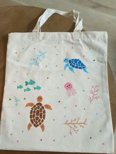 Selfmade painting on a tote bag of turtles and jellyfish in the sea. Painting Tote Bag Ideas, Beach Tote Bags Diy, Easy Tote Bag Painting, Tote Bags Painting, Painted Tote Bag Ideas, Diy Tote Bag Painting Ideas, Tote Bag Design Diy Paint