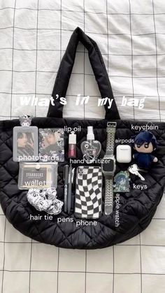 Room Inspo Anime, Bag Essentials Aesthetic, What's Inside My Bag, Summer Bag Essentials, Photocards Bts, What's In My Purse