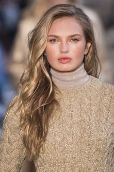 Natural Cool Blonde Hair, Romee Strijd Hair, Makeup Tip, Romee Strijd, Glow Skin, Dark Blonde, Fashion Weeks, Milan Italy, Hair Envy