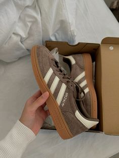 Trendy Shoes Sneakers Brown, Sneaker Inspo Aesthetic, Autumn Shoes Aesthetic, Brown Samba Adidas, Swag Shoes Sneakers, Autumn Trainers, Adidas Brown Shoes, Brown Gazelle