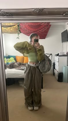 Green Parachute Pants Outfit Y2k, Cute Parachute Pants Outfits, Outfit Inspo Baggy Pants, Y2k Outfits Green Pants, Baggy Outfit Ideas Street Styles, Baggy Parachute Pants Outfits, 90s Parachute Pants Outfit, Fits With Parachute Pants, Fit Inspo Baggy Clothes Summer