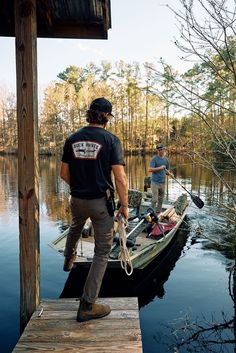 Rugged Mountain Man, Mens Shirt Styling, Summer Rugged Style Men, Outdoors Style Men, Rugged Aesthetic Men, Mens Fishing Outfits, Vintage Hunting Clothes, Men’s Outdoor Style, Southern Mens Style Country