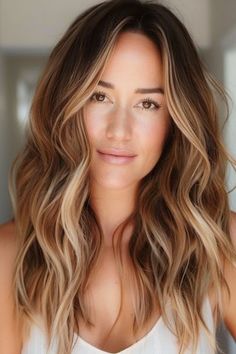 31 Trendy Dark Brown Balayage Hair Color Ideas You'll Want to Try Now - The Hairstyle Edit Hair Color Inspiration Blonde, Dark Brown Balayage Hair, Brown Balayage Hair, Light Blonde Balayage, Beige Blonde Balayage, Lob Hair, Dark Brown Balayage, Balayage Long Hair, Balayage Hair Color Ideas