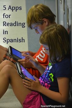 two children sitting on the floor looking at an electronic device with text that reads 5 apps for reading in spanish