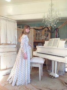 Lovely cotton print dress from the 1860s. This dress has many wounds and repairs. I made a new cotton lining for the shoulder parts because the fabric was weak.  Also the old print (seed pattern) got so many holes, that I have to say: this dress is not wearable. Both sleeves have piping at the shoulders, and in the waist you see many pleads.  The bodice has a very small cotton lining, and this one has dark spots.But these are not visible while wearing or exposing. The dress has some of oxygen st Vintage Beige Cotton Prairie Dress, Old Dresses Vintage, Storybook Dress, Housewife Dress, 1860s Dresses, Cotton Print Dress, Family Dress, Calico Dress, Old Dress