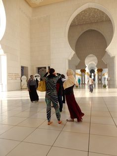 What to wear as a woman travelling in Dubai, Abu Dhabi and Doha Tourist Fashion, Dubai Dress, Female Traveller, Simple Hijab, Quoi Porter