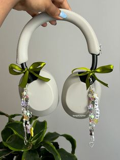 💌headphone decoration inspo // customized my sony xm5 headphones with DIY beads & charms and ribbon bows 🫧🌿 Sony Xm5 Headphones, Xm5 Headphones, Sony Xm5, Headphone Decoration, Diy Headphones, Cute Headphones, Accessory Inspo, Sony Headphones, White Headphones