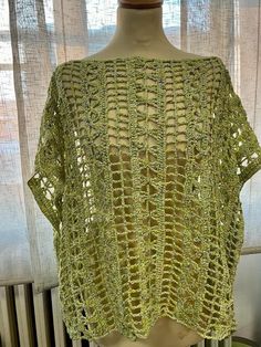 A tunic that is also a poncho, crocheted and fits all sizes. Wonderful color and yarn. Poncho Crochet, Ladies Poncho, Ponchos, Favorite Outfit, Bathing Beauties, Wonder, Yarn, Electronic Accessories, Italy