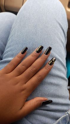 #nails, #nail ideas, #nails ideas, #nail designs, #prety nails, #nail inspiration, #nails inspiration, #nails inspiration, #trendy nails, #trendy nail art, #pretty nail art designs, #short nails ideas Black Nails With Foil Flakes, Black With Gold Flakes Nails, Black Nails With Gold Flakes, Black Foil Nails, Black Nails With Gold Design, Black And Golden Nails, Nails With Foil Flakes, Black Nails With Gold Glitter, Gold Flake Nails