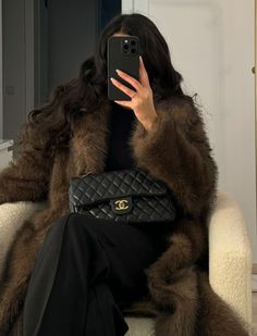 Pinterest: @Alize_24 Old Money Glamour, Neautral Clothing, Fur Coat Street Style, Dark Feminine Energy, Winter Glam, Serena Van Der, Serena Van, Coat Street Style, Serena Van Der Woodsen