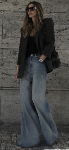 Street Style 2023, Wide Leg Jeans Outfit, Denim Street Style, Casually Chic, Mode Zara, Jeans Street Style, Style 2023, Mode Casual