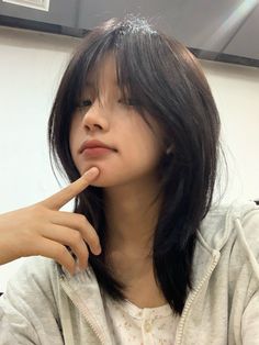 How To Style Short Hair, Korean Long Hair, Pretty Hair Cuts, Style Short Hair, Short Hair Tomboy, Ootd Instagram, Oval Face Haircuts, Hair Inspiration Long, Layered Haircuts For Medium Hair